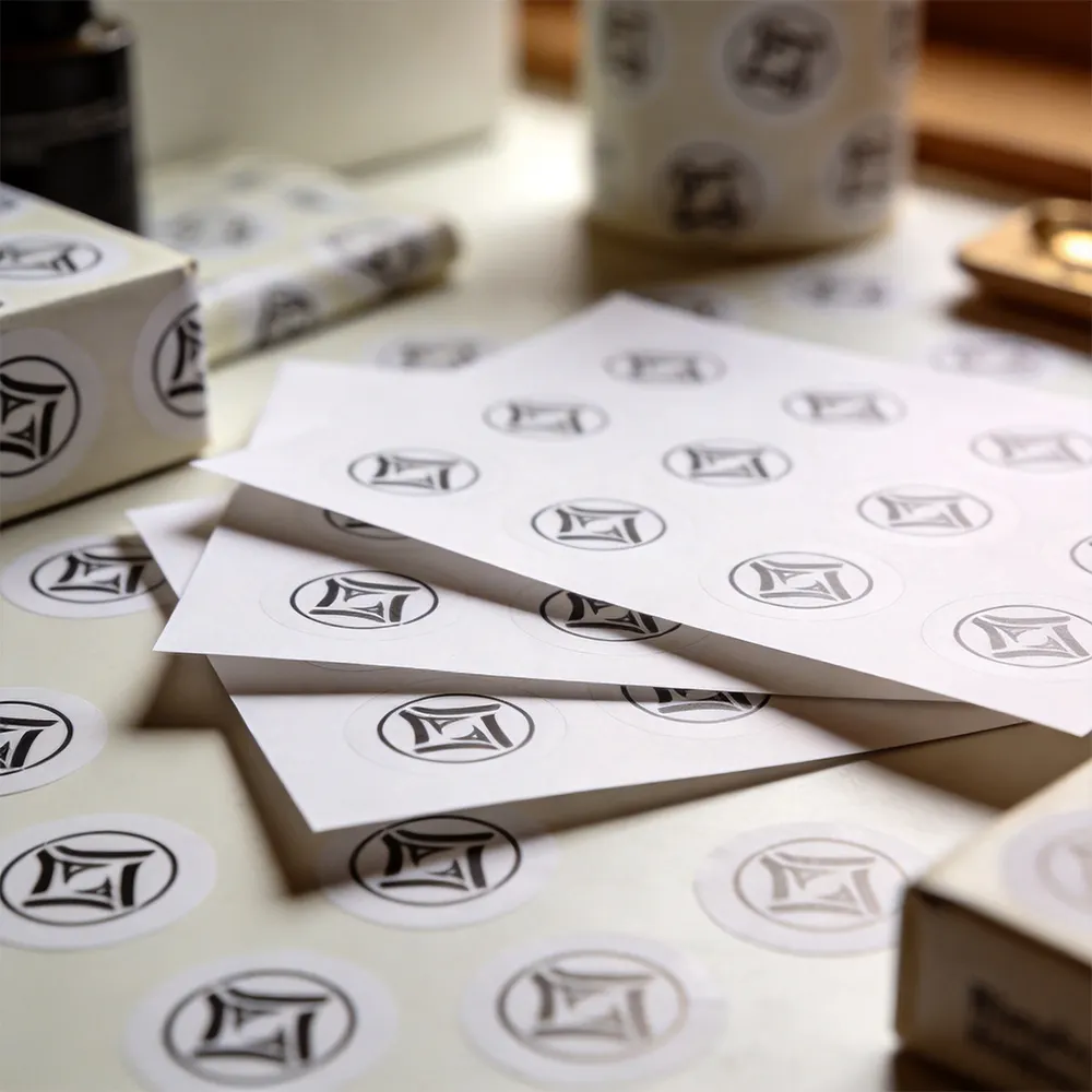 Fogli con adesivi con il logo stampabile